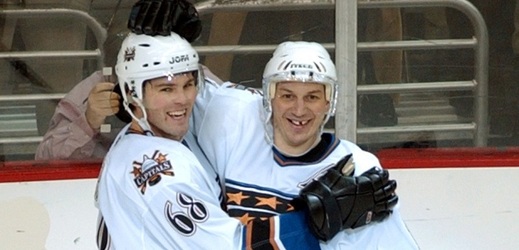 Jaromír Jágr s Peterem Bondrou v jednom týmu.
