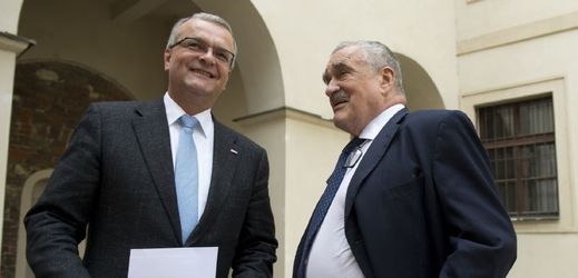 Předseda TOP 09 Miroslav Kalousek (vlevo) a čestný předseda strany Karel Schwarzenberg na zahájení kampaně před krajskými volbami 23. května v Praze.