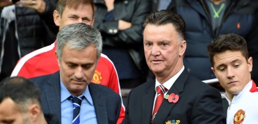 Louis van Gaal, bývalý trenér Manchesteru United (vpravo) se svým nástupcem José Mourinhem.