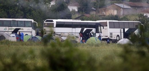 Autobusy jsou připravené k odvážení uprchlíků z tábora Idomeni.