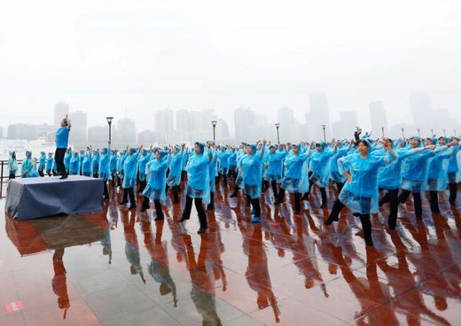 Ženy tančily na řadě míst v Pekingu, Šanghaji a dalších deseti místech po dobu více než pět minut.