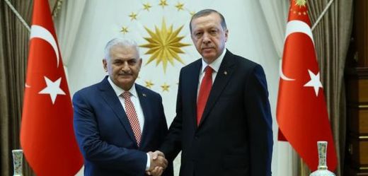 Premiér Binali Yildirim (vlevo) a prezident Recep Tayyip Erdoğan.