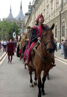 Družina krále Václava IV. projíždí městem Kutnou Horou, jejíž obyvatelé 23.června slavili gotickou slavnost Královské stříbření, připomínající středověké hornické tradice a slávu města za vlády Václava IV.