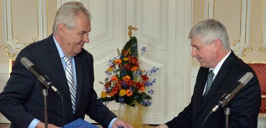 Prezident Miloš Zeman ve středu jmenuje novým guvernérem České národní banky.
