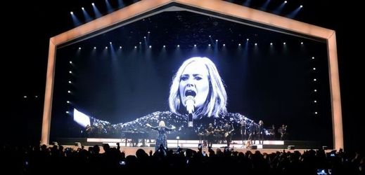 Adele při koncertě v Belfastu.