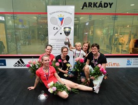 Zuzana Kubaňová (dole v růžovém) vybojovala s týmem Haštal Fotorobot extraligový titul.