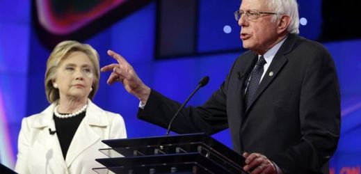 Demokratičtí kandidáti na post prezidenta Hillary Clintonová a senátor Bernie Sanders (vpravo).