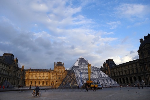 Na pyramidě je fotografická koláž, která znázorňuje fasádu paláce.