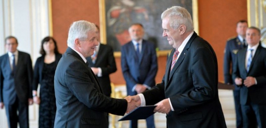 Prezident Miloš Zeman (vpravo) jmenoval Jiřího Rusnoka guvernérem ČNB. 
