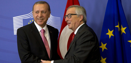 Turecký prezident Recep Tayyip Erdoğan (vlevo) a předseda Evropské komise Jean-Claude Juncker.