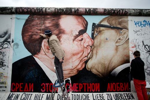 Inspirací byl slavný snímek polibku Leonida Brežněva a Ericha Honeckera z roku 1979.