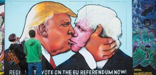 Vášnivý polibek kandidáta na amerického prezidenta Donalda Trumpa a bývalého starosty Londýna Borise Johnsona.