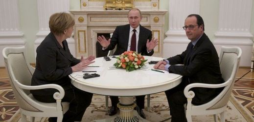 Zleva Angela Merkelová, Vladimir Putin a François Hollande u jednoho stolu.