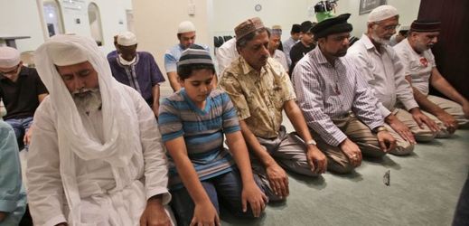 Muslimové při modlitbě.
