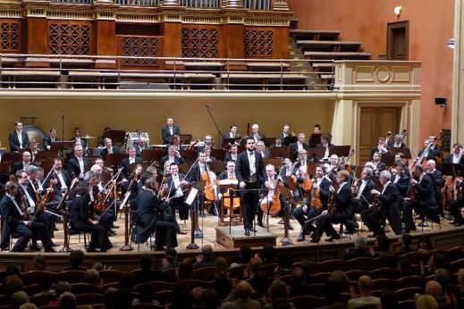 Koncert České filharmonie pod vedením dirigenta Juraje Valčuhy v pražském Rudolfinu.