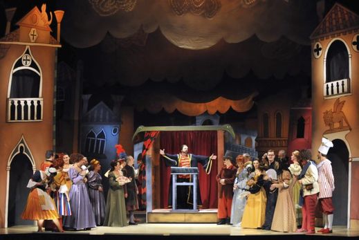 V ostravském Divadle Antonína Dvořáka nastudovali v roce 2012 členové opery dílo Noc v Benátkách od Johanna Strausse. Kompletní scénu k této operetě vytvořil známý výtvarník Adolf Born.