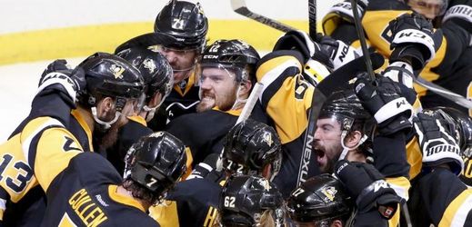 Hokejisté Pittsburghu slaví postup do finále.