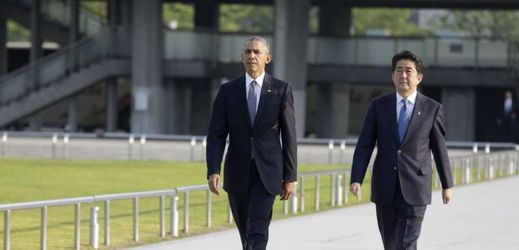 Americký prezident Barack Obama (vlevo) a japonský premiér Šinzó Abe se procházejí v parku v Hirošimě.