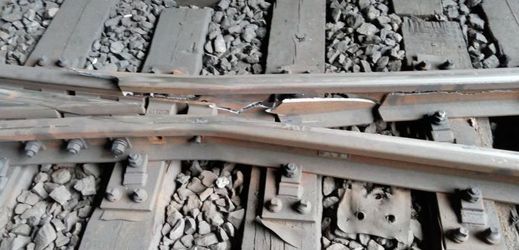 Nehoda vlaku v centru Prahy zablokovala dvě ze čtyř traťových kolejí, omezení postihlo desítky rychlíků i regionálních vlaků.