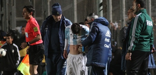 Lionel Messi opouští trávník v bolestech.
