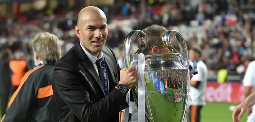 Zinedine Zidane s pohárem pro vítěze Ligy mistrů v roce 2014 po triumfu právě nad Atléticem. 