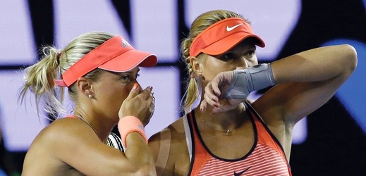 Tenistky Andrea Hlaváčková a Lucie Hradecká postoupily na antukovém Roland Garros do čtvrtfinále čtyřhry. 