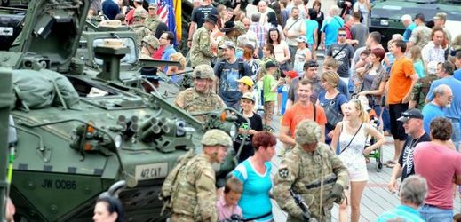 Lidé vítali americké vojáky ve Vyškově.