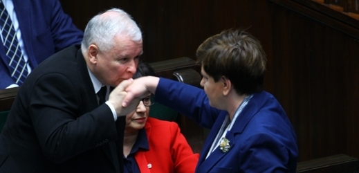 Bývalý polský premiér Jaroslaw Kaczyński se současnou premiérkou Beatou Szydlovou.