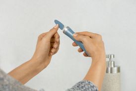Elektronický pilník Velvet Smooth Nail Care System se třemi hlavicemi k pilování, broušení a leštění nehtů na rukou i na nohou.