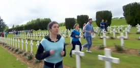 Děj se odehrával mezi nekonečnou řadou bílých křížů na hřbitově Douaumont