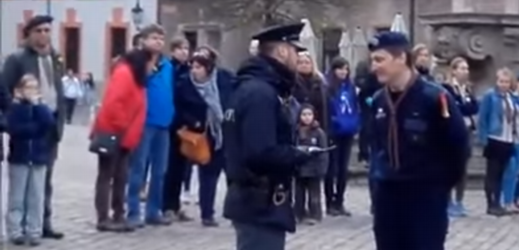Policista, který skautům zakázal zpívat hymnu.