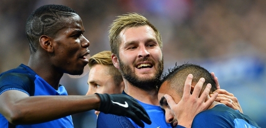 Fotbalisté Francie se radují z branky v přátelském utkání s Ruskem.