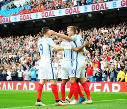 Fotbalisté Anglie se radují ze vstřeleného gólu v přátelském utkání s Tureckem.