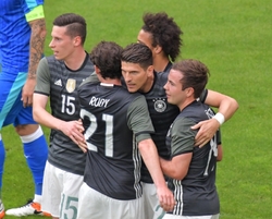 Fotbalisté Německa se radují z branky vstřelené v přátelském utkání proti Slovensku.