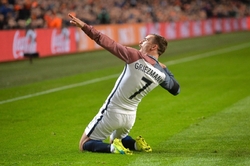 Francouzský fotbalista Antoine Griezmann se raduje z gólu v přátelském utkání proti Nizozemsku.