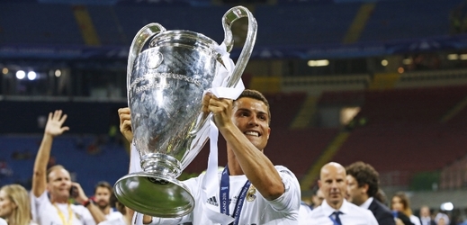 Portugalský fotbalista Cristiano Ronaldo s trofejí pro vítěze Ligy mistrů.
