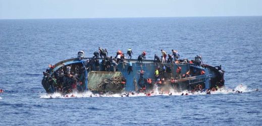 Uprchlíci na převráceném člunu.