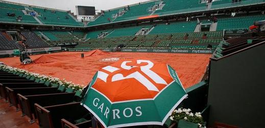 Druhý den v řadě narušuje program tenisového Roland Garros počasí. 