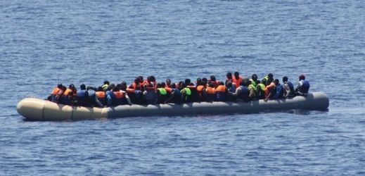 Migranti ve člunu plujícím přes kanál.