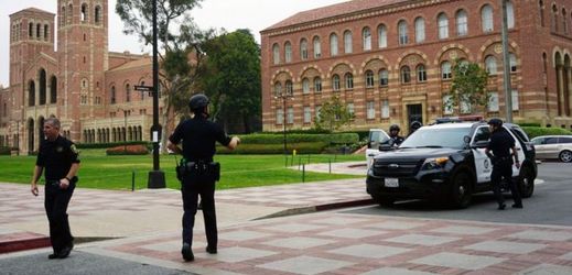 Policisté pátrají na univerzitním kampusu.