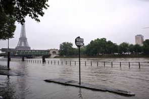 Paříž je v pohotovosti kvůli stoupající Seině.