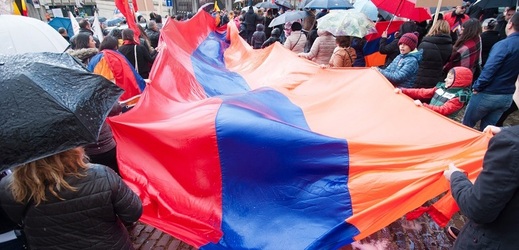 Arménská vlajka při vzpomínce na genocidu.