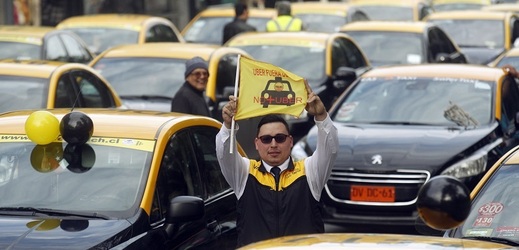 Taxikáři v Evropě protestují proti nové službě Uber.