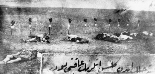 Fotografie zachycující genocidu v Arménii.