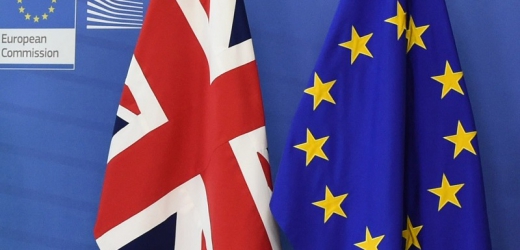 Vlajky Velké Británie a EU. 