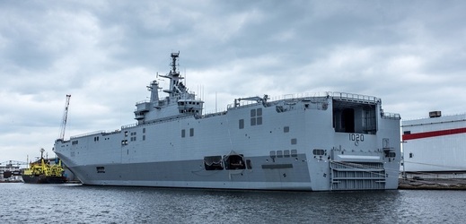 Francie ve čtvrtek předala Egyptu první ze dvou moderních válečných lodí Mistral (na fotce).