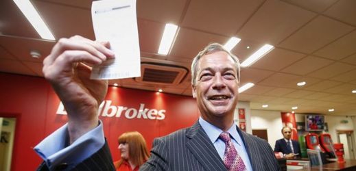 Nigel Farage ukazuje vsazený tiket.
