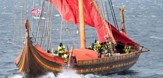 Norská replika vikinské lodi. 