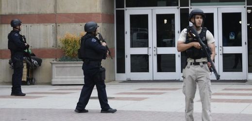 Policisté před univerzitou.