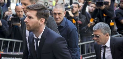 Lionel Messi přichází vypovídat k soudu 
